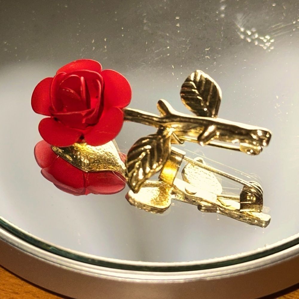 Vintage red rose & gold tone small‎ brooch/pin